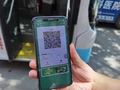 外地乘客掃碼乘車多有不便 公交駕駛員張貼便捷二維碼 