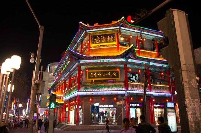 食品街人潮涌動(dòng) 鐘樓街人流如織 柳巷商圈高調(diào)復(fù)蘇 