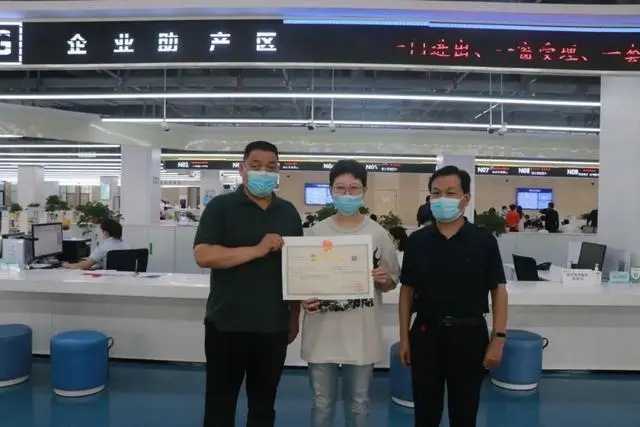 激發市場新活力 迎澤區發放首張“個轉企”營業執照 