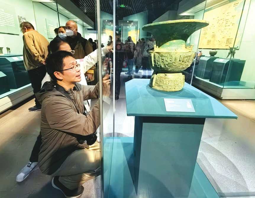 山西博物院“大河流金”黃河流域青銅文明特展現場人潮涌動 