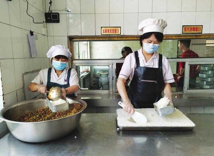 礦工兄弟的熱乎飯 探訪千米井下的幸福“班中餐” 