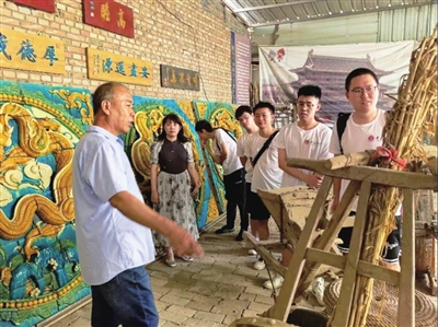 下鄉(xiāng)村 進社區(qū) 入企業(yè) 大學(xué)生暑期實踐點亮多彩青春 